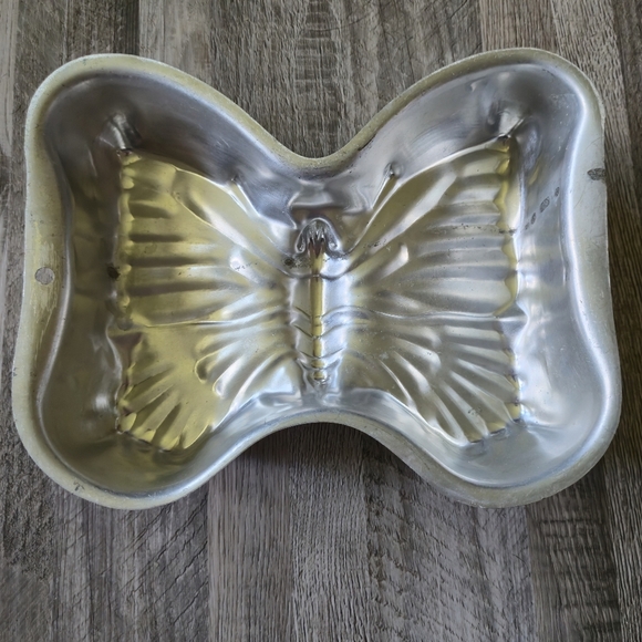 Vintage Aluminum Butterfly Cake Pan Classic Character Mold Wilton Fairycore - Picture 1 of 7